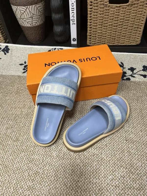 P320💰[New model] Long-term availability, 2025 new model, couple model [LOUlS VUlTTON] comes with drawer box, bag, card, invoice "Louis Vuitton ~ unique modern sandals. 》LV counter purchasing 🏃Men's and women's casual slippers, sold at the same time at the counter, the original old flower material upper is soft and comfortable, (refuses to discolor and rub the feet) sole: original factory special combination original sole, code number: 35--46 4 multiple colors 🉑️ to choose from